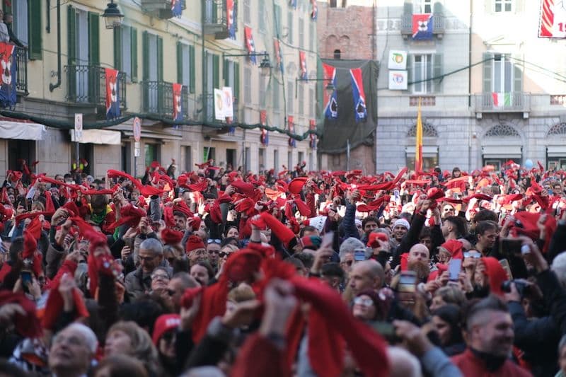 IVREA - Con giovedì grasso il Carnevale entra nel vivo: città in festa con il berretto frigio e le bande nelle piazze - FOTO
