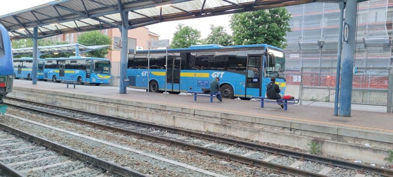 CANAVESE - Dal 1 luglio aumenta il costo dei biglietti per chi viaggia in treno o in pullman