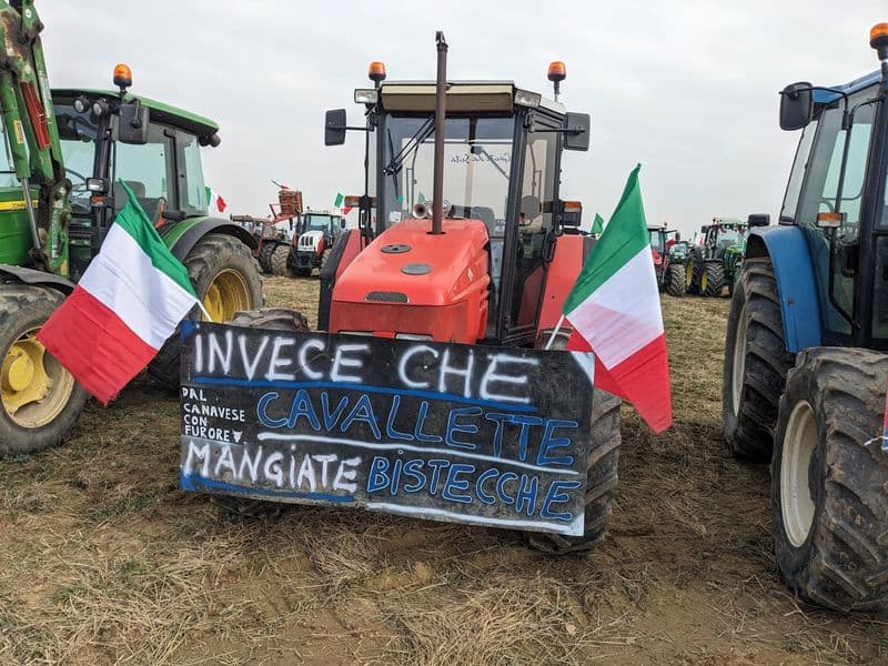 CANAVESE - Continua la protesta dei trattori: tutti in presidio all'interporto