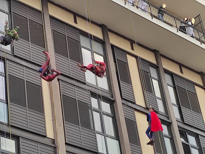 IVREA - Spiderman, Hulk, Superman e Iron Man si calano dal tetto dell'ospedale per andare a trovare i bimbi ricoverati in pediatria - FOTO