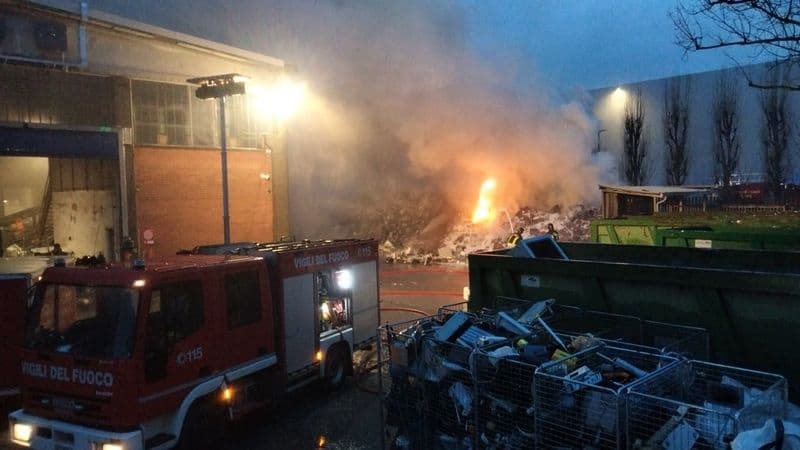 LEINI - Incendio in un'azienda provoca densa colonna di fumo. Il Comune: «I residenti della zona restino in casa» - FOTO