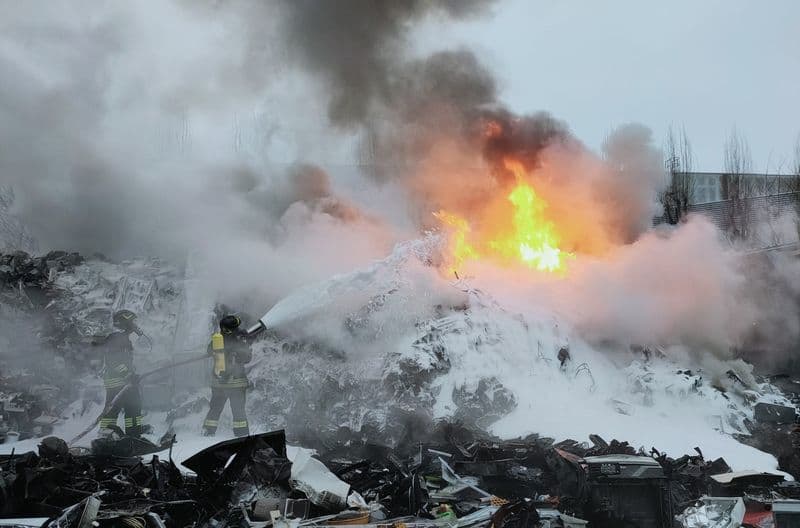 LEINI - Incendio azienda: l'Arpa analizza l'aria - FOTO