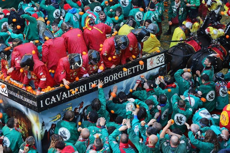 CARNEVALE IVREA - Prima giornata con 35 mila in piazza: paganti (in calo) 17 mila, 125 gli interventi di soccorso, 6 in ospedale - FOTO e VIDEO