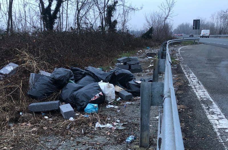 CANAVESE - La 460 invasa dai rifiuti: «E' un vergogna, intervenire prima che sia ribattezzata Gran Paradiso di spazzatura» - FOTO