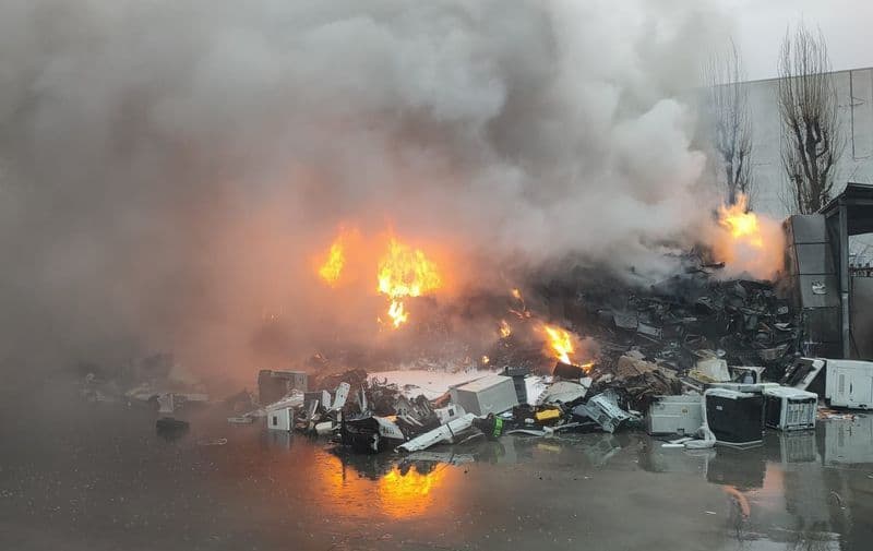 LEINI - Chiusa l'emergenza per l'incendio alla «Transistor» - FOTO