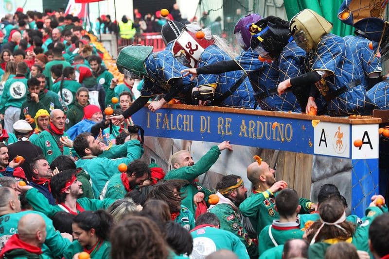 CARNEVALE IVREA - La battaglia delle arance si è conclusa con 439 contusi e 31 persone finite in ospedale - FOTO e VIDEO
