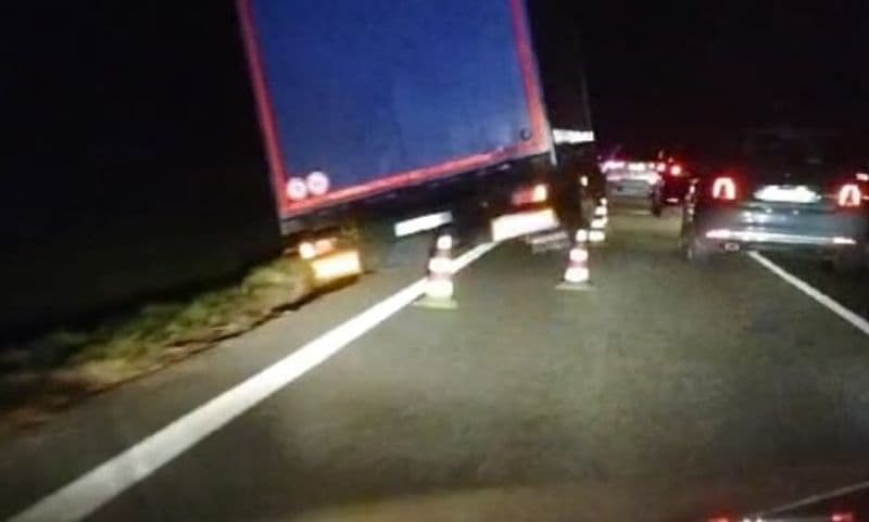 ROMANO-STRAMBINO - Camion fuori strada sulla statale 26, intervento dei vigili del fuoco con la gru