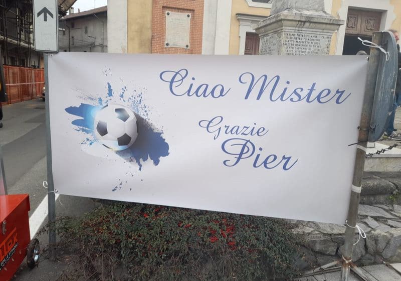 BUSANO - Palloncini bianco-blu, i suoi piccoli campioncini e gli Alpini per l'addio a Pier Domenico Tarro Boiro - FOTO