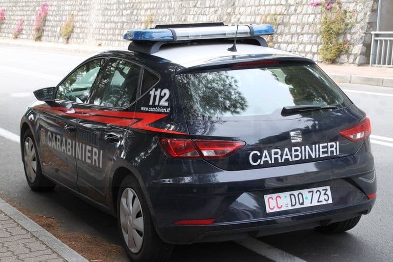PAVONE CANAVESE - Minaccia e colpisce un cliente fuori da un bar e poi aggredisce i carabinieri: 50enne denunciato