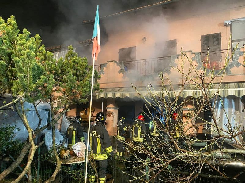 MONTANARO - Incendio in casa, marito e moglie gravemente ustionati: la donna è in prognosi riservata