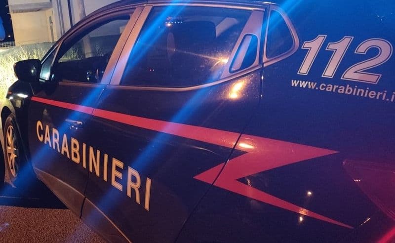 RIVAROLO CANAVESE - Ruba in una casa e scappa col bottino dalla finestra: bloccato in cortile dai carabinieri