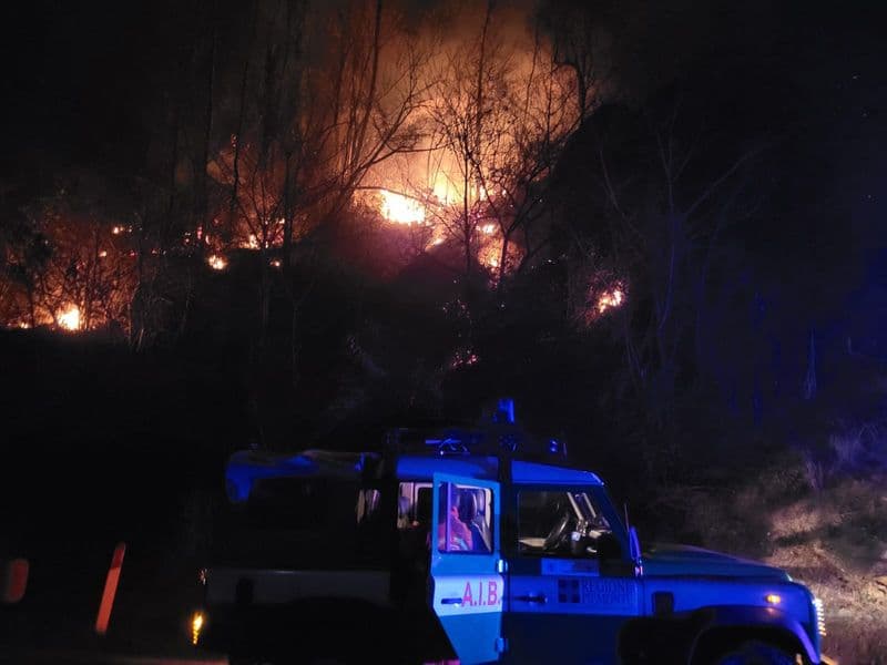 CANAVESE - Vasto incendio boschivo sul Mombarone: il fronte delle fiamme ben visibile fin da Burolo e Ivrea