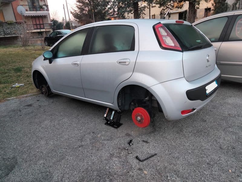 VALPERGA - Spariscono le ruote nella notte: la Punto resta senza pneumatici - FOTO
