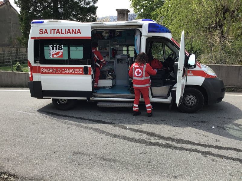 PONT CANAVESE - Calci e pugni dopo la partita di calcio giovanile: spezzata la gamba al papà di un ragazzo