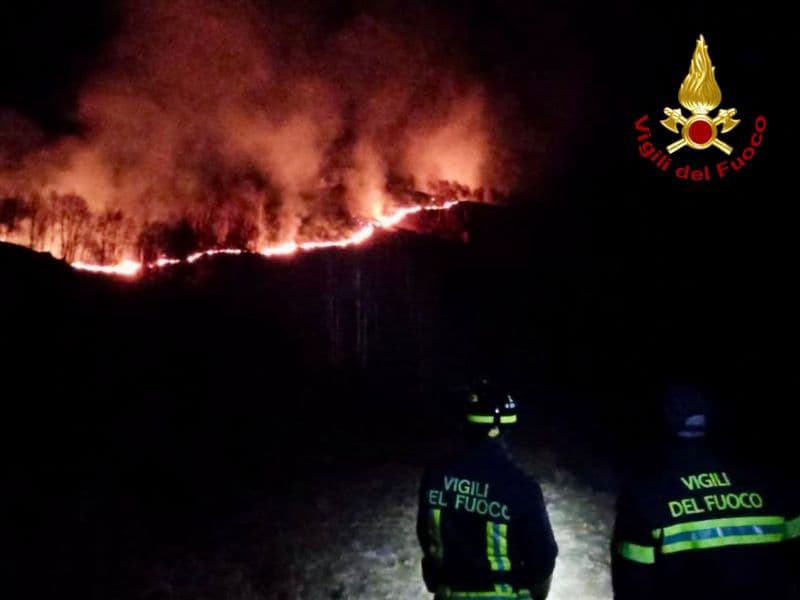 CANAVESE - Ancora fiamme sul Mombarone: ad Andrate è stata installata una vasca d'acqua per i mezzi aerei - FOTO