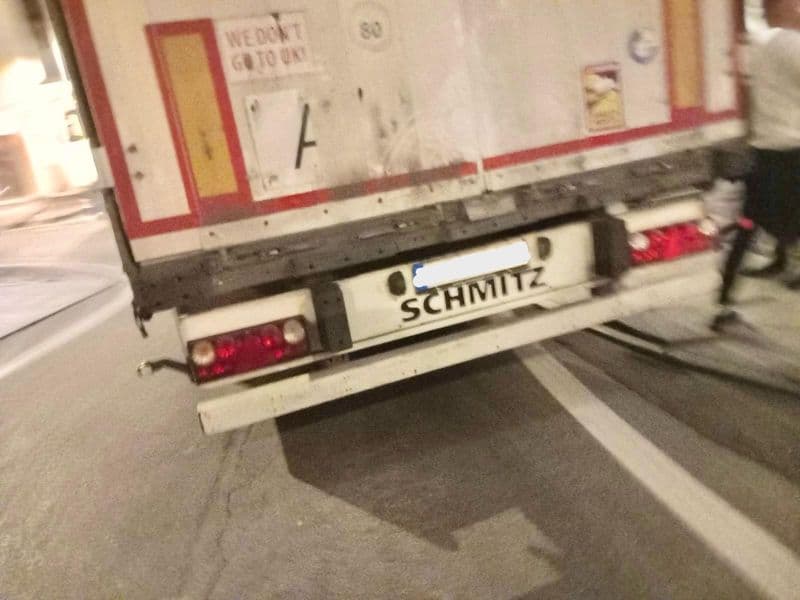 COSSANO CANAVESE - Traditi dal navigatore satellitare tre camion si incastrano in centro: «La Regione faccia qualcosa»