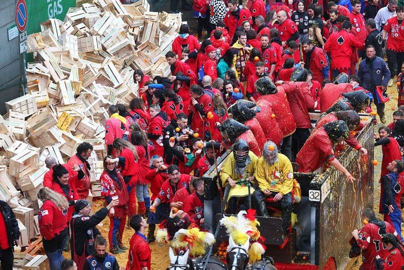 IVREA - Carnevale: raccolti 715 mila chili di arance usate per la battaglia. Record storico - FOTO