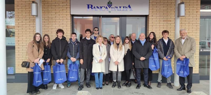 RIVAROLO CANAVESE - Consegnate le borse di studio della Fondazione RivaBanca: contributi anche a vigili del fuoco e Alpini - FOTO