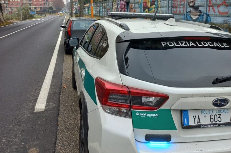 CHIVASSO - Si schianta nel parcheggio del Carrefour, la polizia locale gli sequestra l'auto ma lui se ne frega...