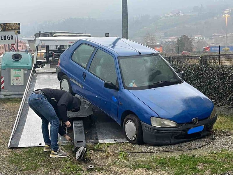 BOLLENGO - Il Comune rimuove le auto abbandonate in paese