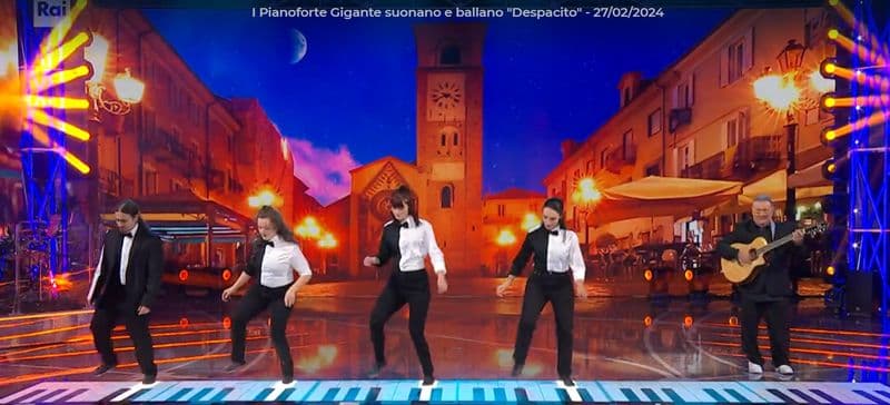 CHIVASSO - I ragazzi del Pianoforte gigante e il maestro Lavasero conquistano Nek e il pubblico di Rai 2 - FOTO