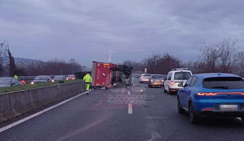 TORINO-CASELLE - Paura sul raccordo, camion sbatte contro le barriere di cemento e si ribalta