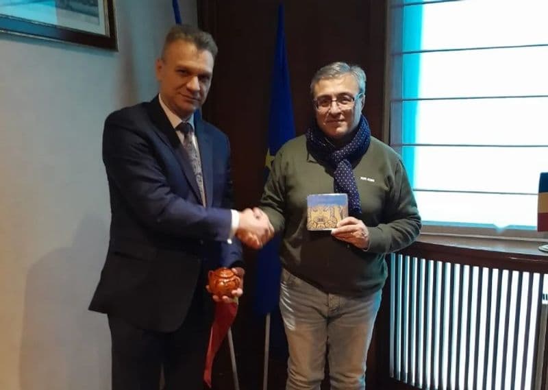 CASTELLAMONTE - Il sindaco Mazza con il console romeno Dumitrescu