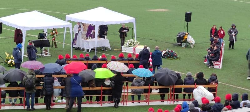 L'ADDIO AD ANDREA - Una folla immensa allo stadio di Gassino per l'ultimo saluto al 12enne Andrea Vincenzi - FOTO e VIDEO