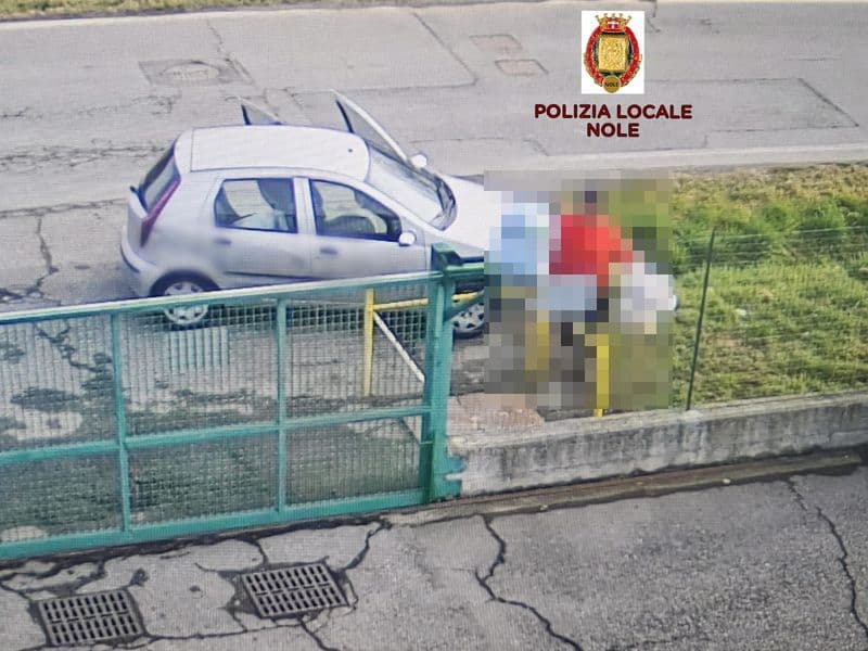 NOLE - Abbandonano rifiuti di ogni genere fuori dall'area ecologica, multati dalla polizia locale - FOTO