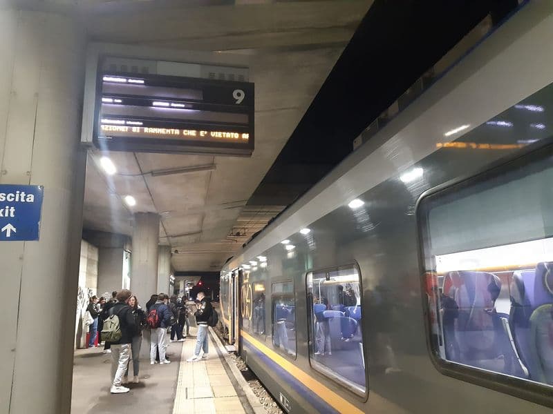 FERROVIA RIVAROLO-CHIERI - Guasto alla linea, pendolari «scaricati come pacchi»