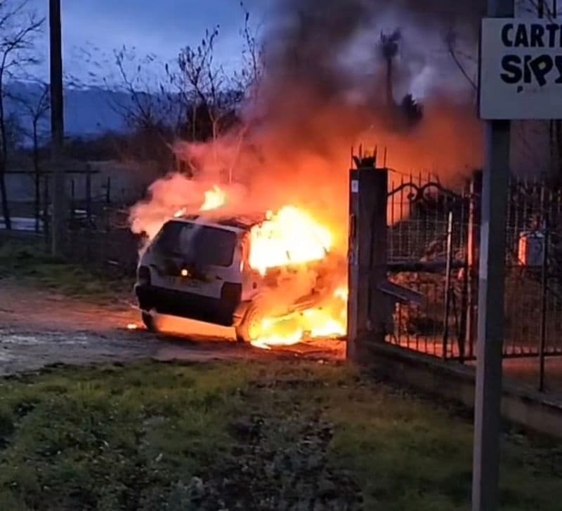 FRONT CANAVESE - Fiat Uno si schianta contro gli alberi e prende fuoco: donna di Castellamonte coinvolta nel sinistro