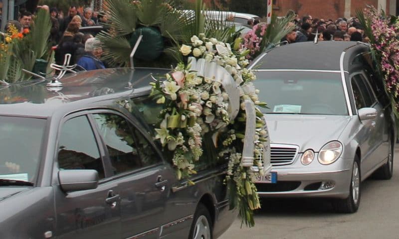 IVREA - Investito in via Torino, morto un mese dopo a Cuorgnè: al funerale ci ha pensato il Comune