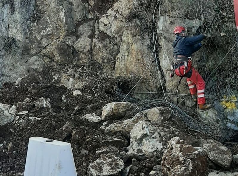 VIDRACCO-VISTRORIO - Dopo le piogge, massi a rischio caduta sulla provinciale 61: intervento degli operai «acrobati» - FOTO