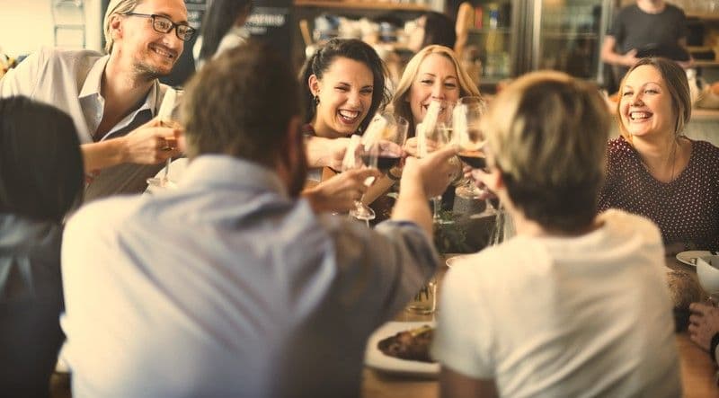CANDIA - Mangiano al ristorante in riva al lago e vanno via senza pagare il conto, il pranzo finisce in tribunale