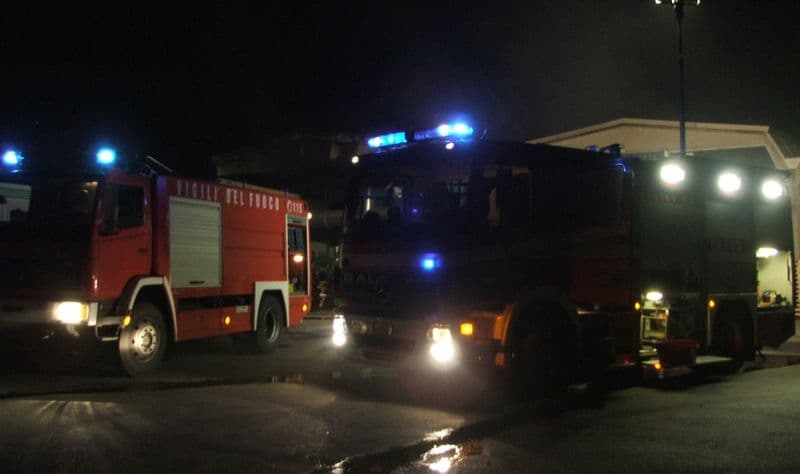 IVREA - Auto a fuoco nel parcheggio della ditta: qualcuno ha appiccato l'incendio