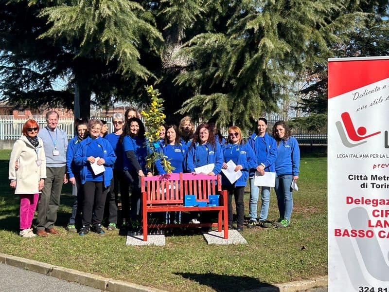SAN BENIGNO CANAVESE - Una panchina «rosa-rossa» per le donne - FOTO