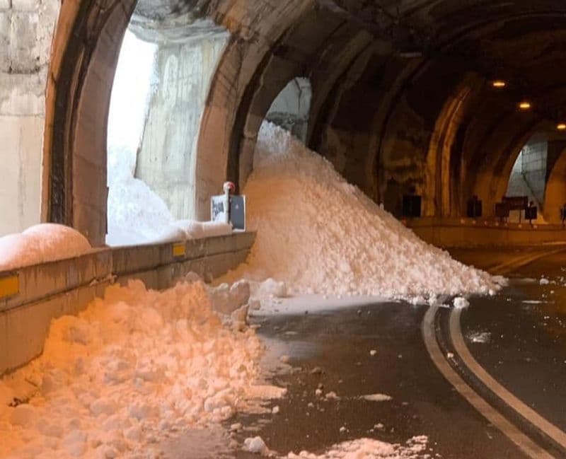 CERESOLE REALE - Troppa neve, stop alle auto: chiusa la provinciale all'uscita della galleria