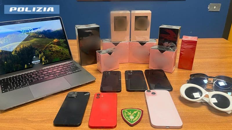 CASELLE - Sei iPhone nel bagaglio, tre rubati: 44enne denunciato dalla polizia in aeroporto