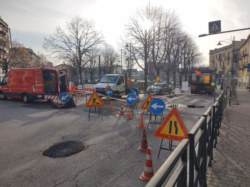 CHIVASSO - Cede la strada in via Orti e si forma una voragine nell'asfalto: strada chiusa fino alla fine dei lavori