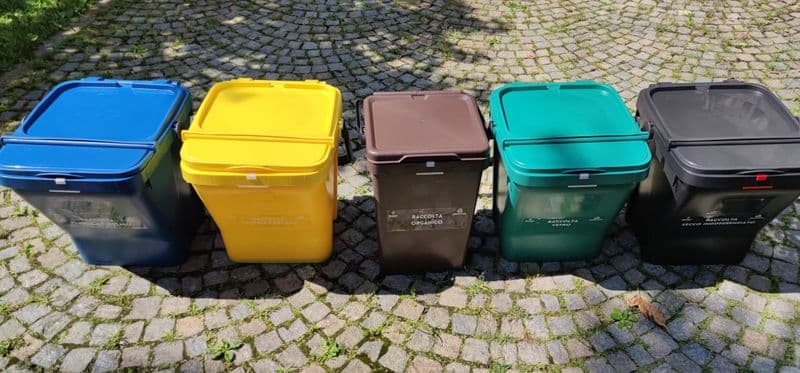 ALTO CANAVESE - Bollini sui bidoni di chi differenzia male: i cittadini bocciano l'idea