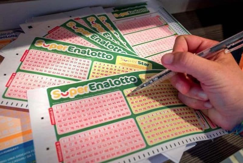 RIVAROLO CANAVESE - Vince al Superenalotto ma «dimentica» di ritirare il premio