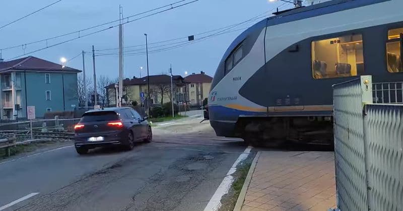 FERROVIA TORINO-CERES - Passaggio a livello aperto con il treno ancora a metà strada - FOTO