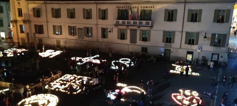CUORGNE' - La «Notte delle candele» ha illuminato piazza Morgando - FOTO e VIDEO
