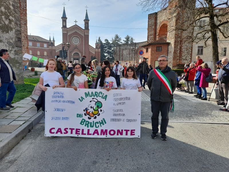 CASTELLAMONTE - Un successo la «Marcia dei bruchi»: 600 giovani studenti in cammino per la pace e i diritti della terra - FOTO e VIDEO