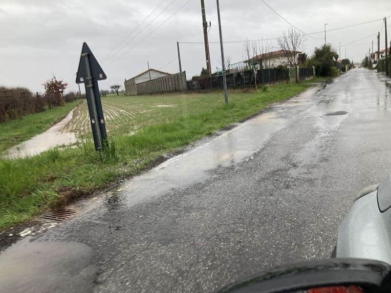 SALASSA - Le buche nell'asfalto diventano il primo argomento della campagna elettorale