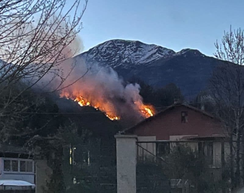 SAMONE - Vasto incendio boschivo alimentato dal vento: vigili del fuoco al lavoro
