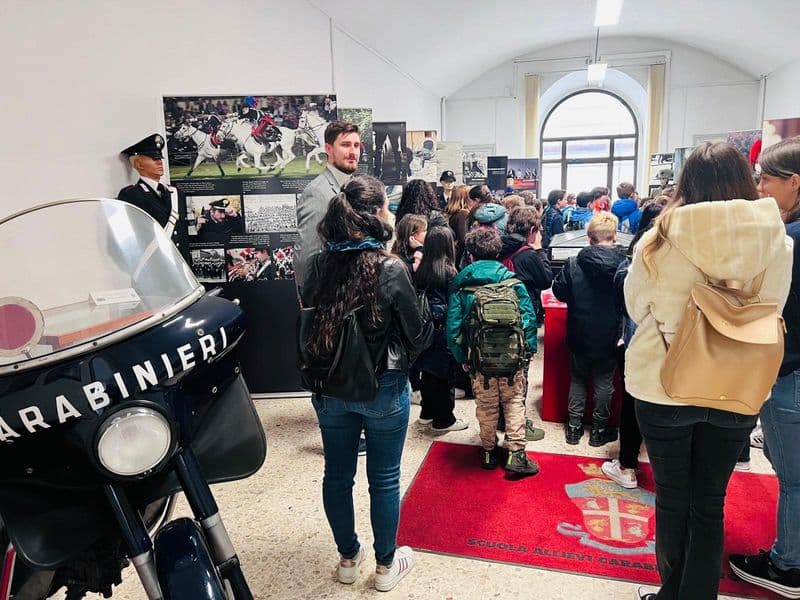 OZEGNA - Il sindaco porta gli studenti delle elementari dai carabinieri - FOTO
