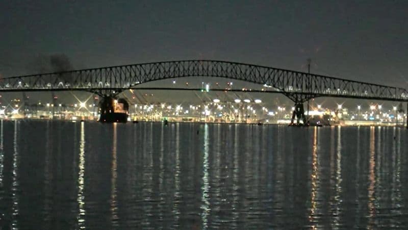 Crolla il ponte di Baltimora dopo l'urto di un cargo