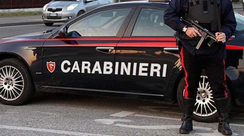 MONTANARO - Senza patente non si ferma all'alt dei carabinieri e fa un frontale in rotonda: se la cava con una denuncia