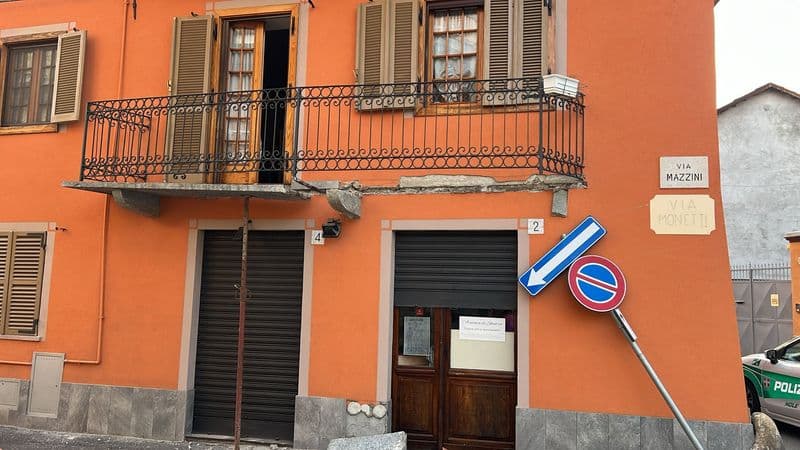 NOLE - Il camion dei rifiuti abbatte il balcone di una casa in centro - FOTO